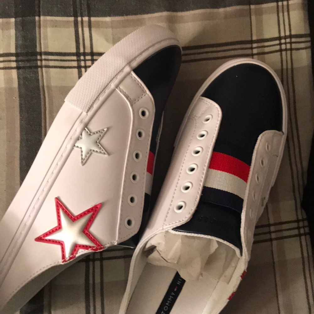 Tommy Hilfiger Slides!